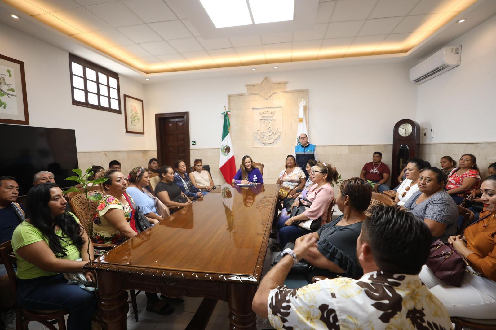 Cecilia Patrón atiende a tianguistas y garantiza que no habrá aumento en el derecho de uso de suelo