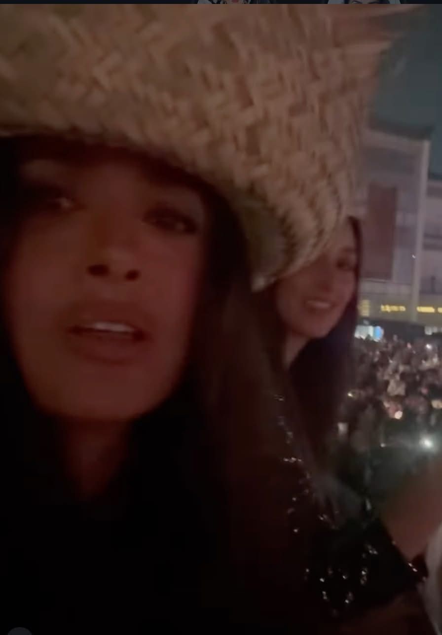 Salma Hayek armó tremendo baile en La casita durante el sexto concierto de Bad Bunny en CDMX