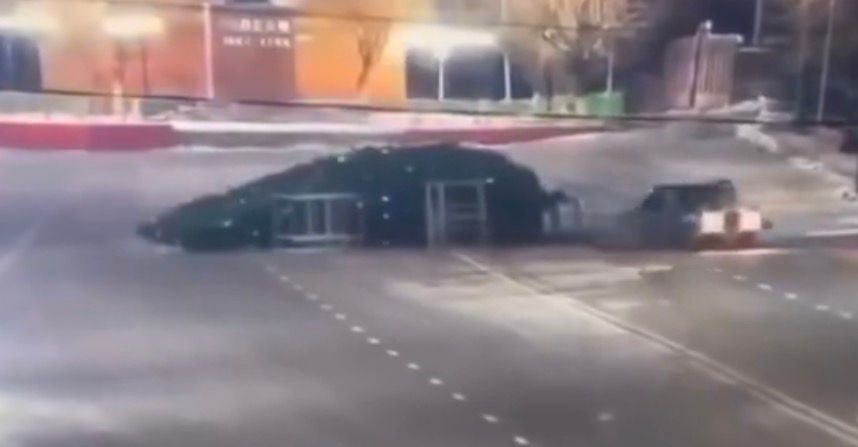 Viral en Kazajistán: conductor derriba árbol de Navidad y debe restaurarlo