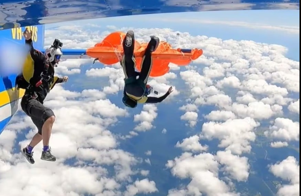 Un paracaidista queda colgado de un avión a 4 mil 500 metros en Australia y logra salvarse
