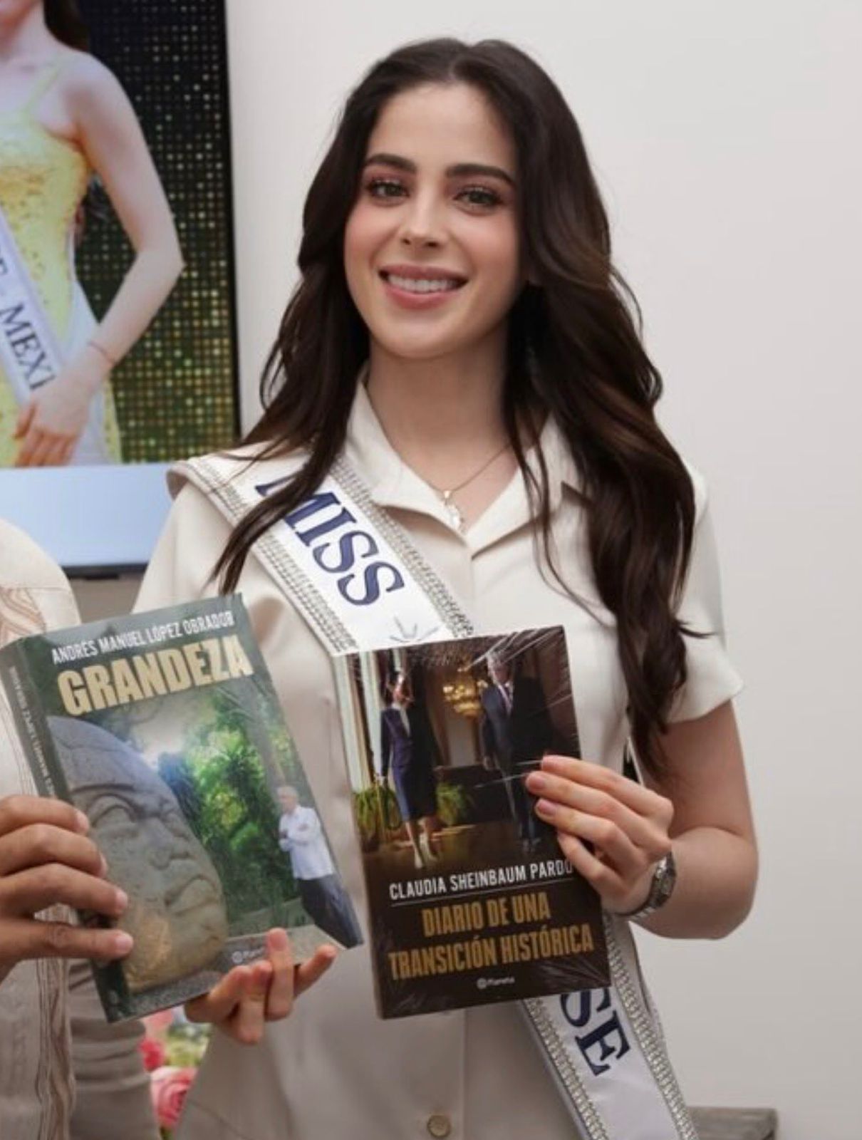 Fátima Bosch promueve «Grandeza», el nuevo libro de AMLO