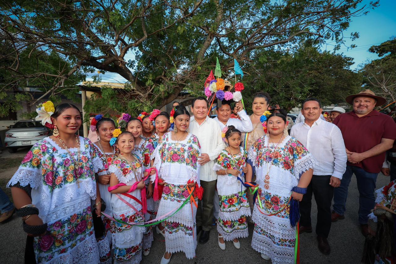 Joaquín Díaz Mena entregó más de 200 baños con biodigestores en Halachó