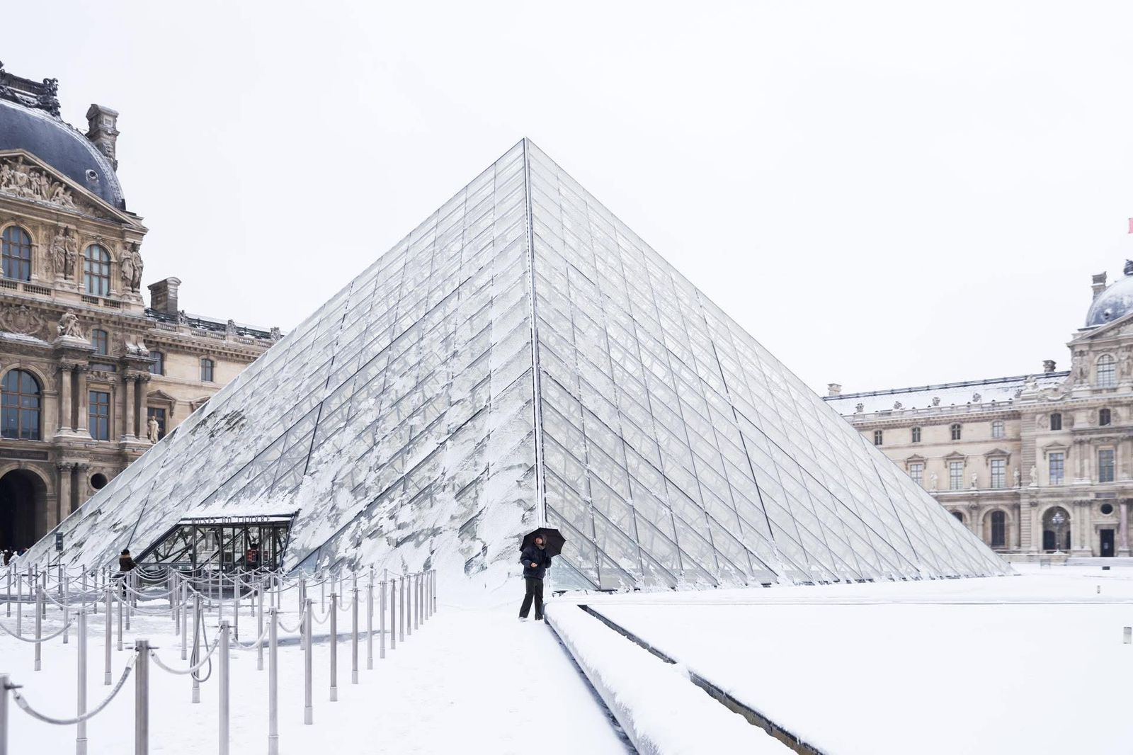 Louvre reabre completamente pese a nevadas en París