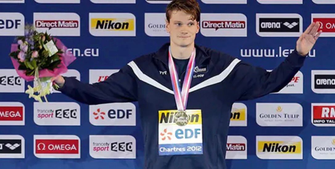 Excampeón olímpico de natación enfrentará juicio en Francia