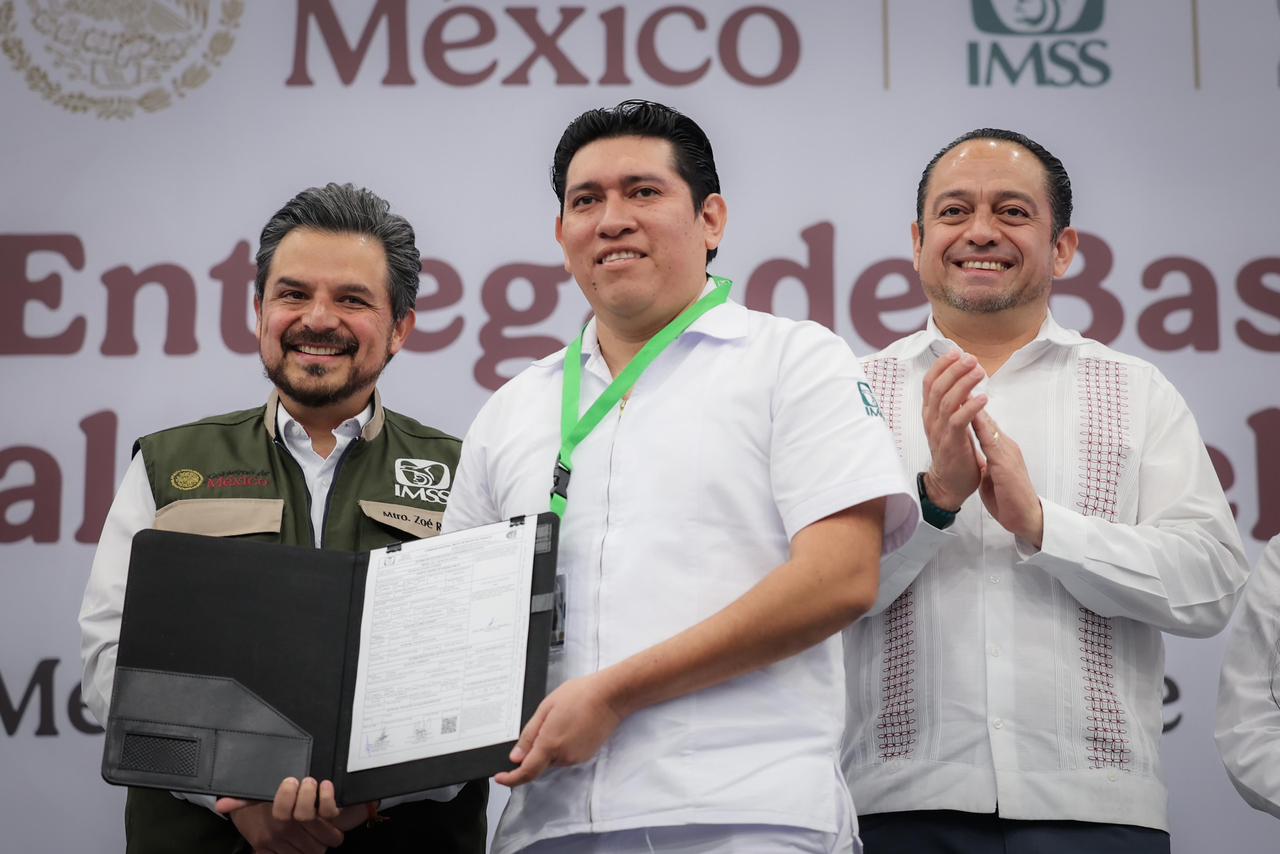 Entregan 124 bases y nombramientos a personal del IMSS en Yucatán para fortalecer la salud pública