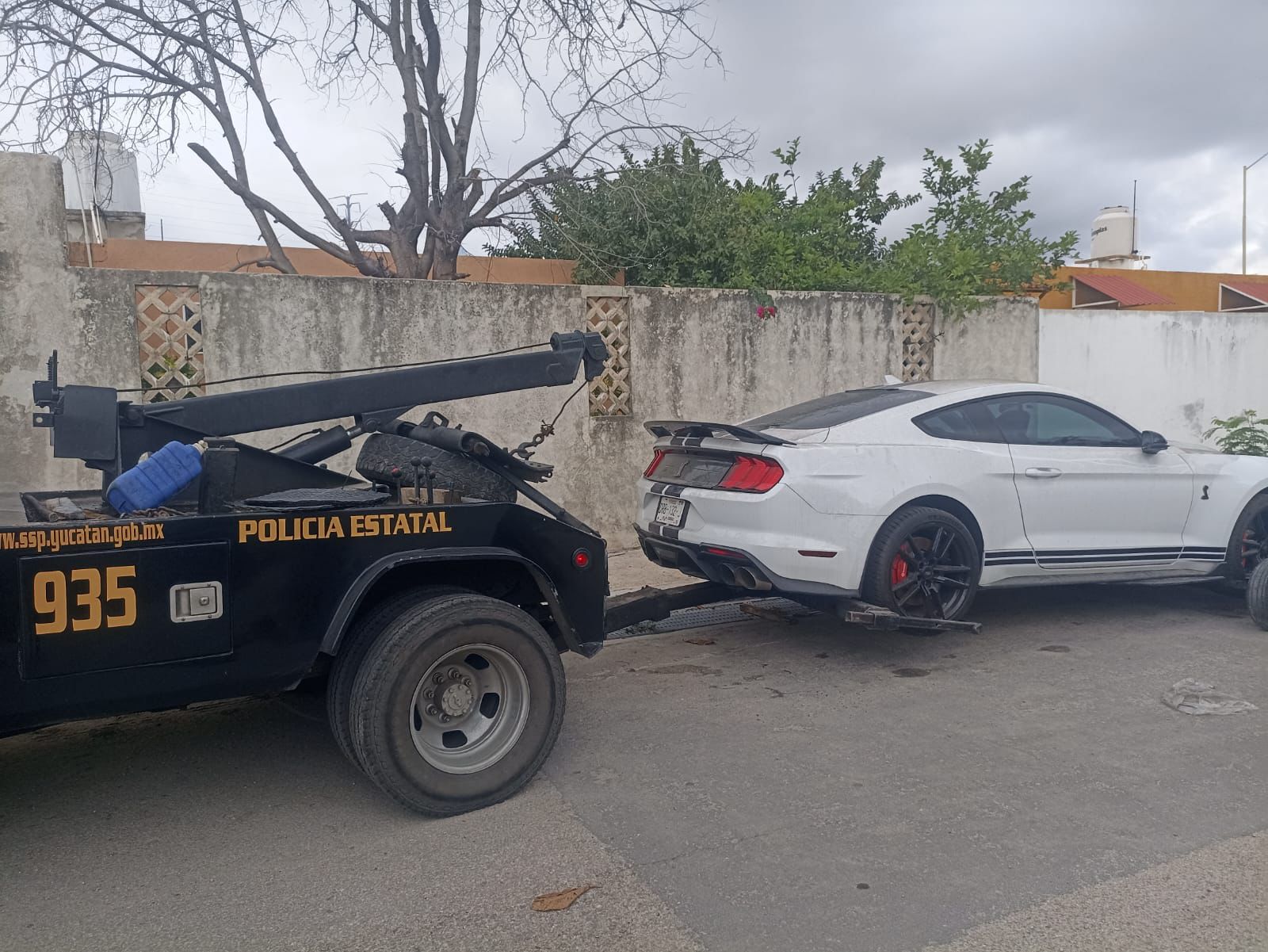 SSP retira vehículo abandonado en Mérida tras alerta ciudadana al 9-1-1