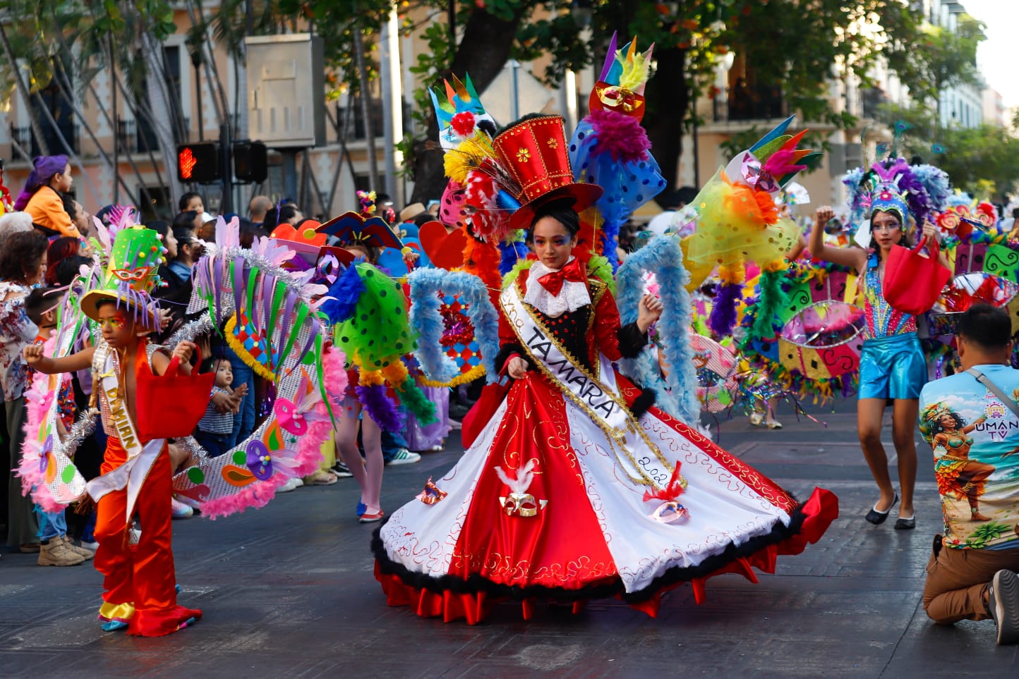 Niñez meridana protagoniza desfile inaugural del Circo Carnaval Mérida 2026 con Cecilia Patrón.