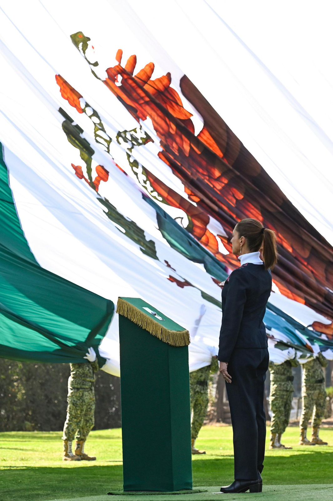 Sheinbaum encabeza ceremonia del Día de la Bandera en Campo Marte