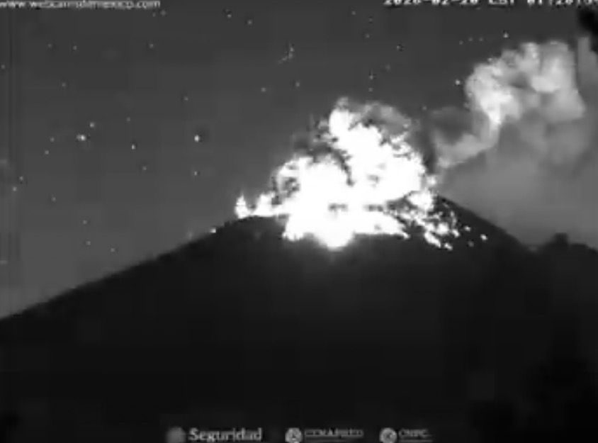 ¡Impresionante explosión del Popocatépetl! Material incandescente ilumina la madrugada