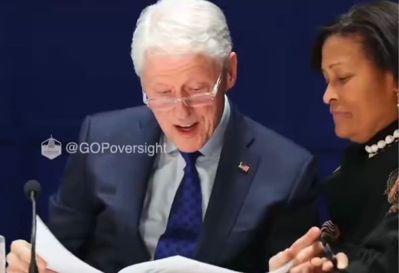 Bill Clinton sonríe al revisar fotos del caso Epstein durante su testimonio