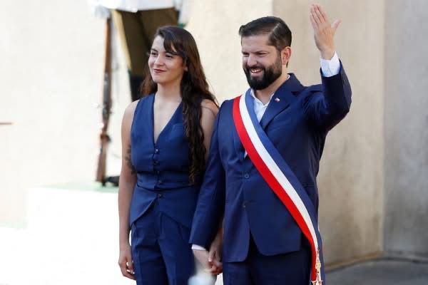 ¡José Antonio Kast asume la presidencia de Chile! Gabriel Boric le entrega la banda presidencial