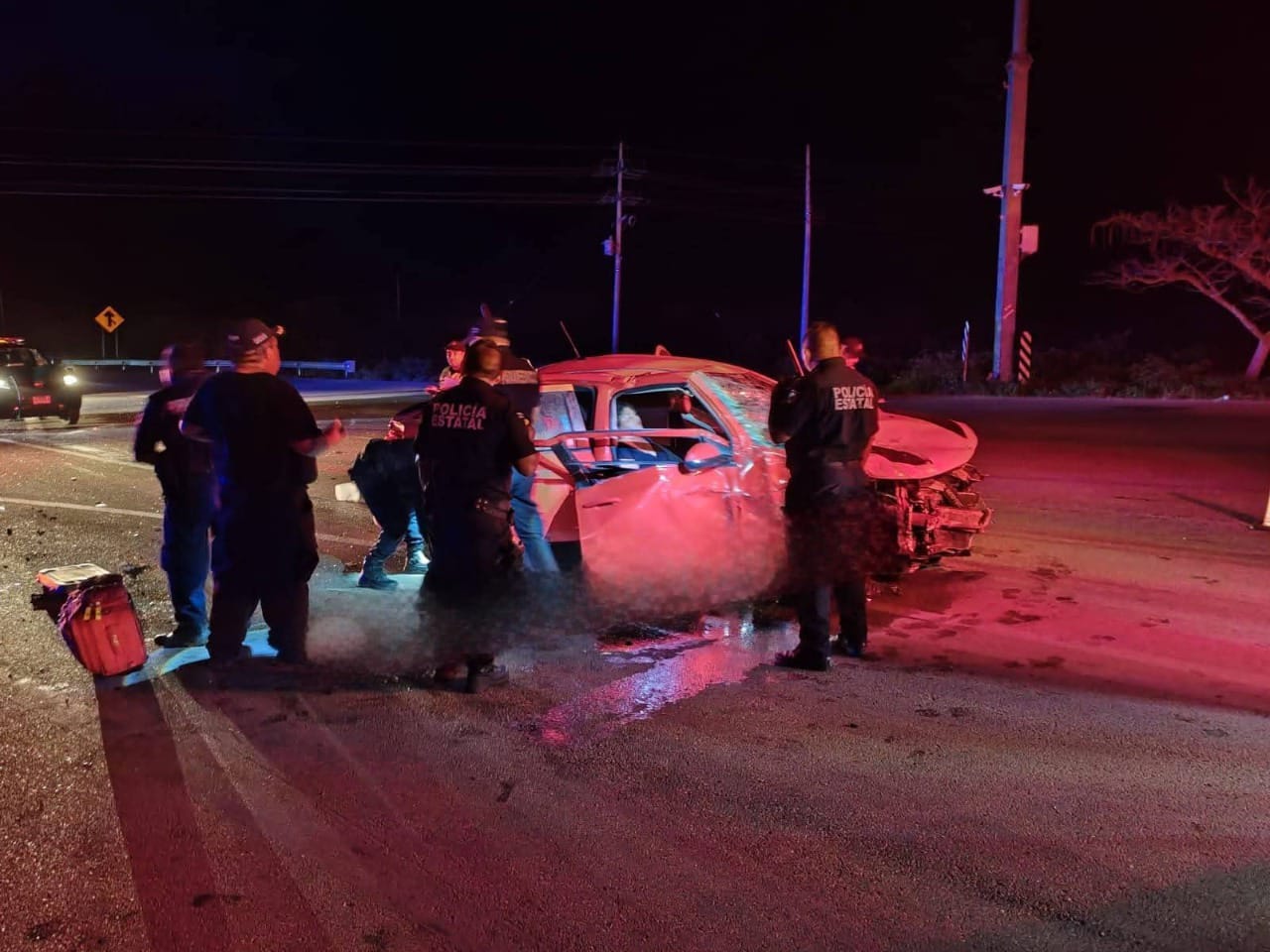 Choque aparatoso en Cansahcab-Suma: Camioneta de lujo del director del INDERM choca contra auto de turistas