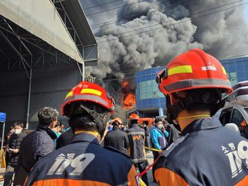 Fuerte incendio en fábrica automotriz de Corea del Sur deja decenas de heridos