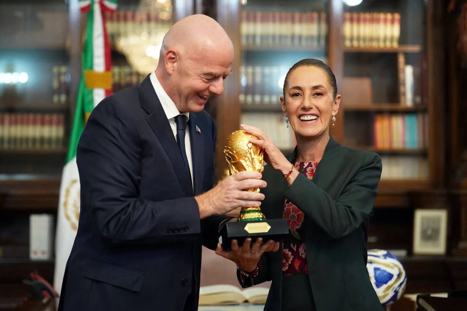 Sheinbaum anuncia reunión con Infantino para ultimar detalles del Mundial 2026