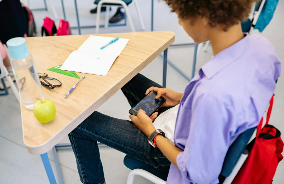 Morelos restringirá el uso de dispositivos móviles en las escuelas