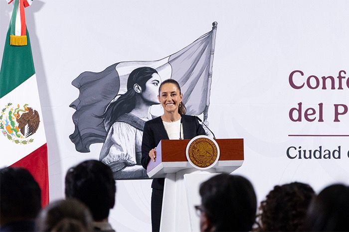 Sheinbaum: «Muy probable» vallas en Palacio Nacional para marcha 8M