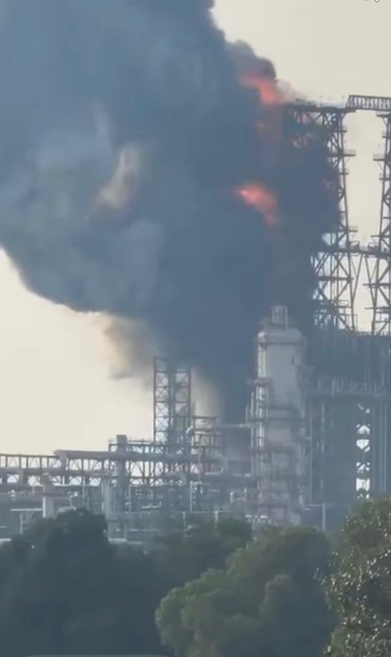 Sheinbaum descarta daños graves tras incendio en la refinería Olmeca y analiza causas del incidente.
