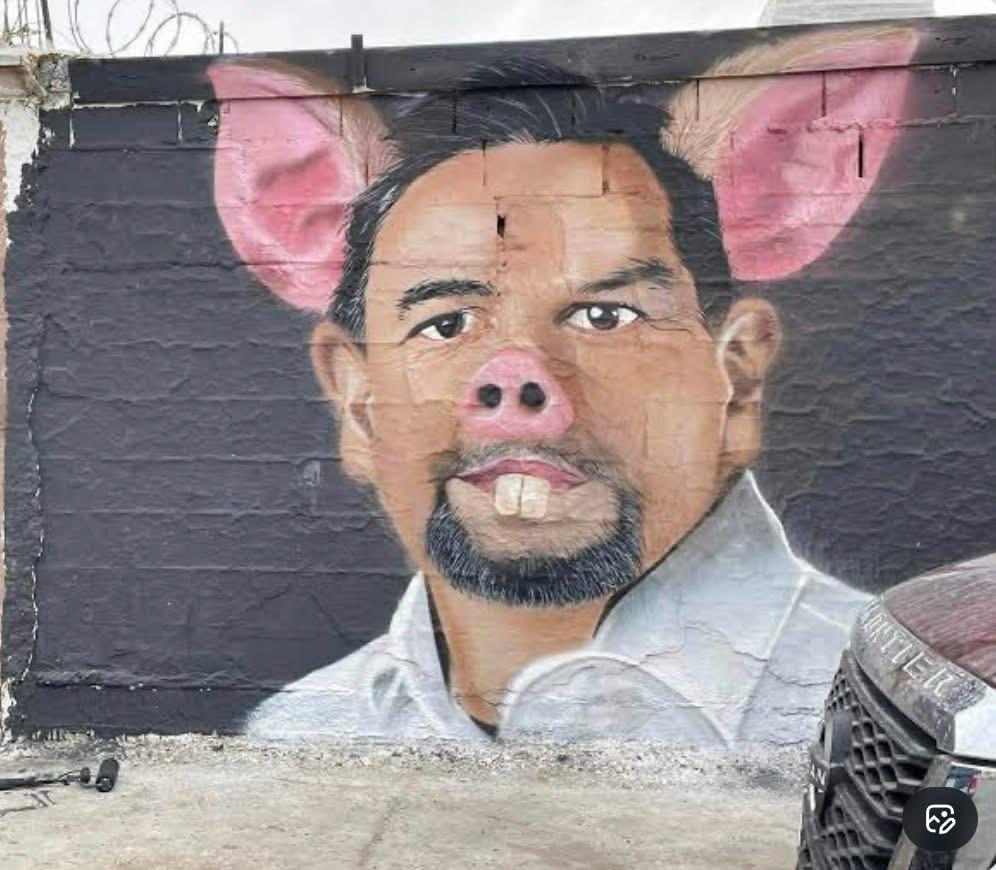  Alcalde morenista de Juárez ordena detener a artistas que pintaron un mural satírico en su contra