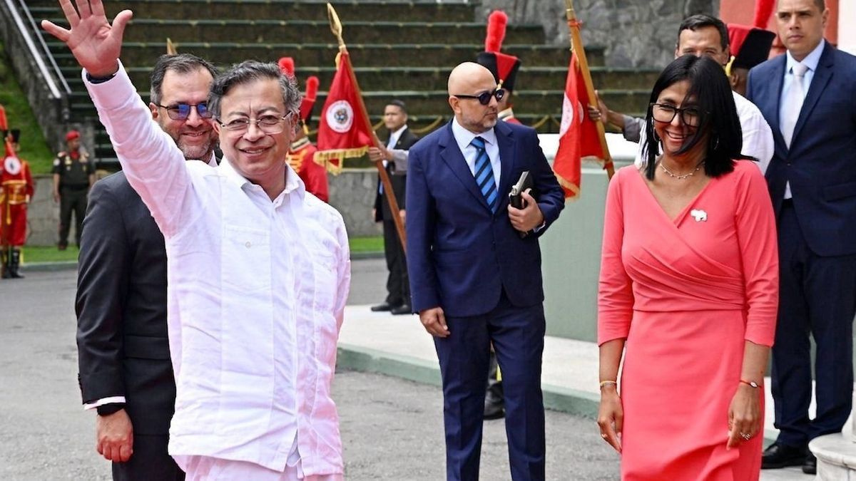 Petro llega a Caracas: primera visita presidencial tras caída de Maduro