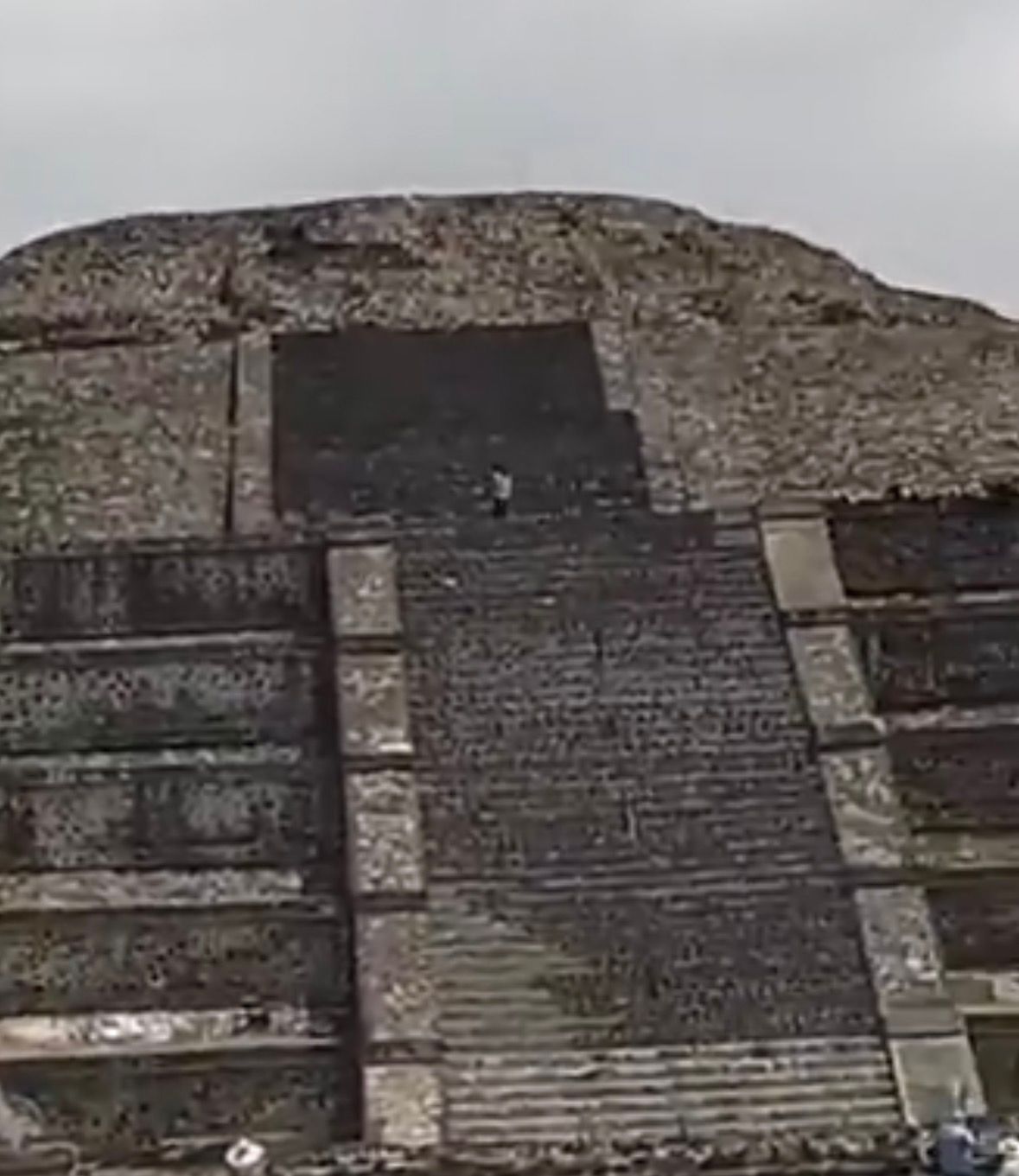 Balacera en Teotihuacán deja dos decesos y heridos; turistas huyen en pánico de la Pirámide de la Luna