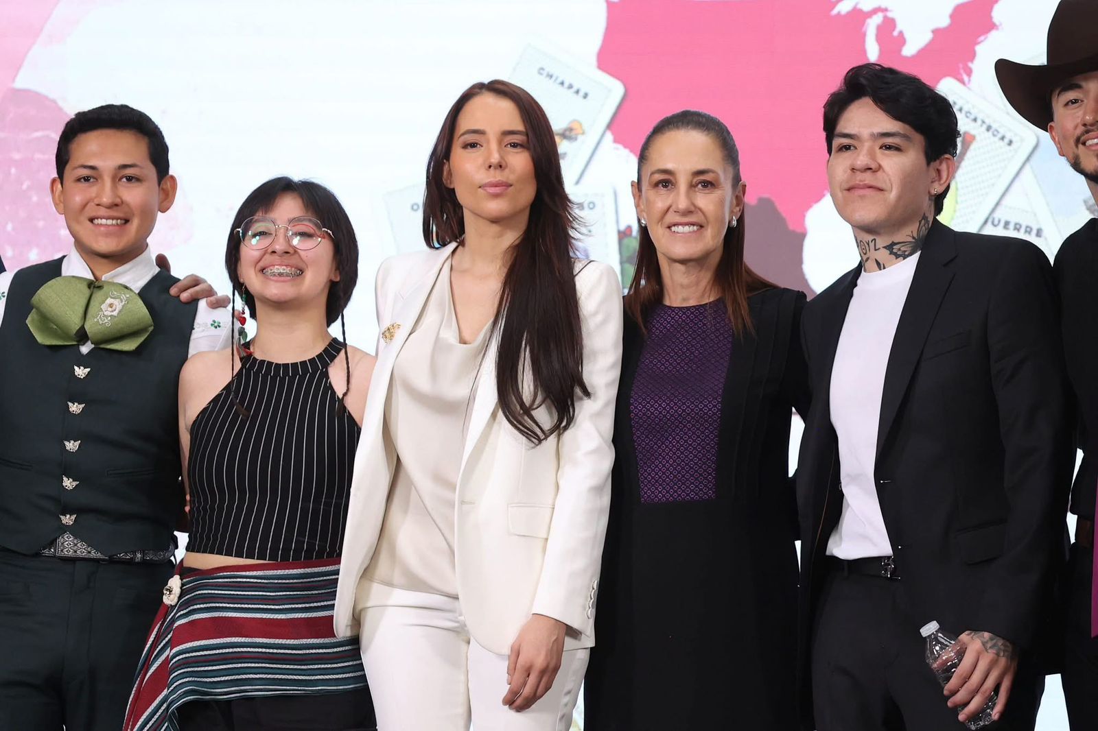 Majo Aguilar y Junior H acompañan a Sheinbaum en el lanzamiento de México Canta por la Paz