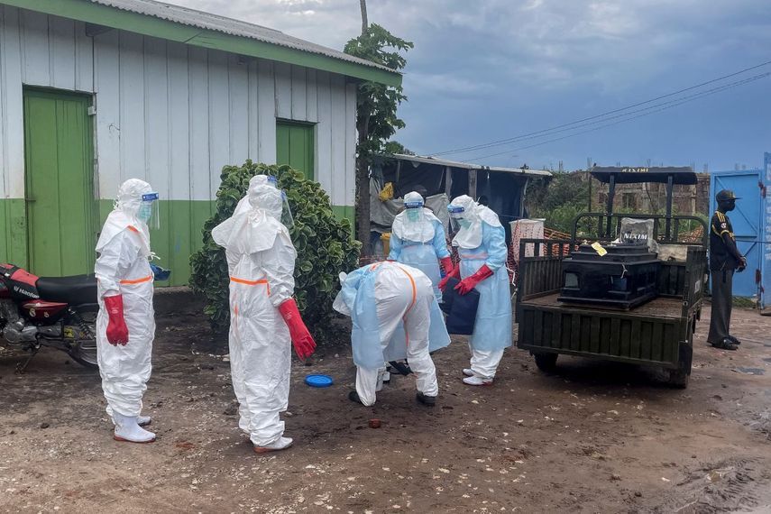 OMS reportó 223 muertes sospechosas y más de 900 casos por brote de ébola en RDC