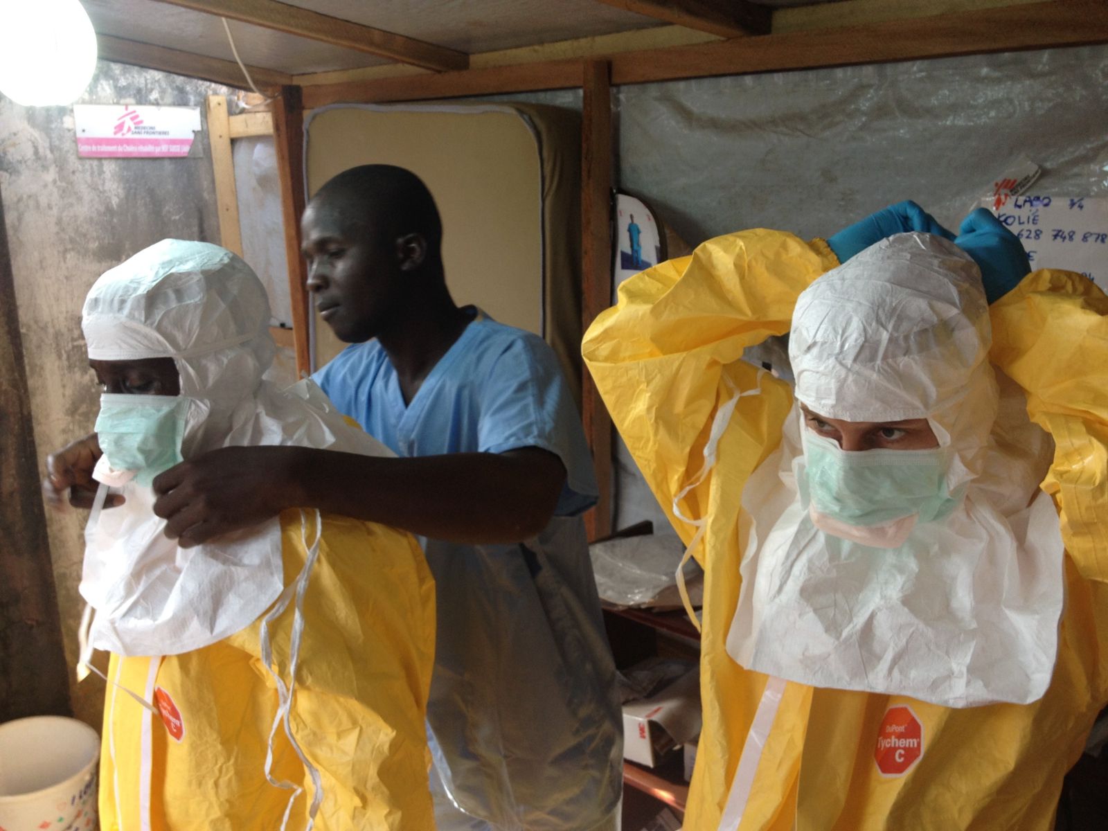 Autoridades sanitarias de México activan alerta por ébola y restringen entrada de viajeros de tres países africanos
