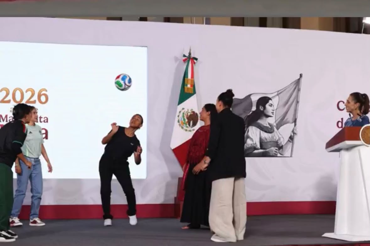 Sheinbaum cierra mañanera con juego de dominadas junto a ganadoras de boletos del Mundial 2026