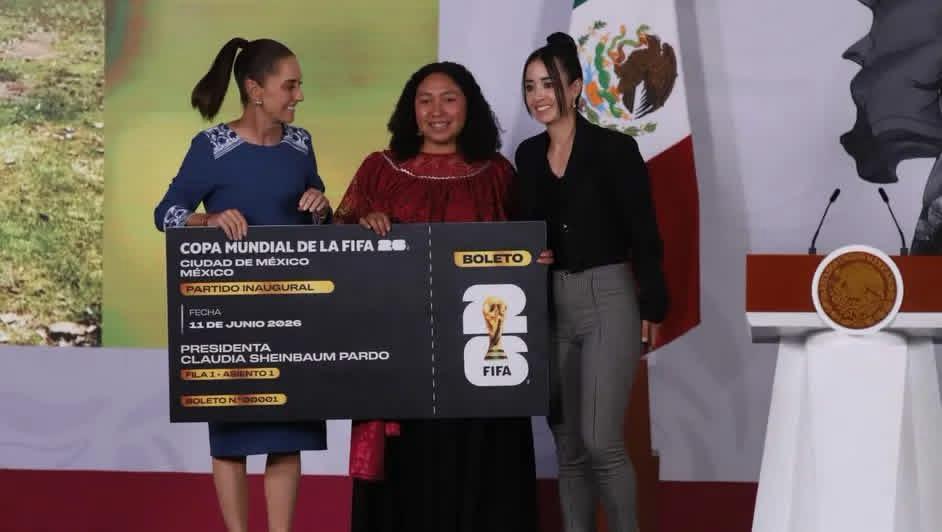Claudia Sheinbaum entrega el boleto 001 del Mundial 2026 a joven veracruzana Yolett Cervantes