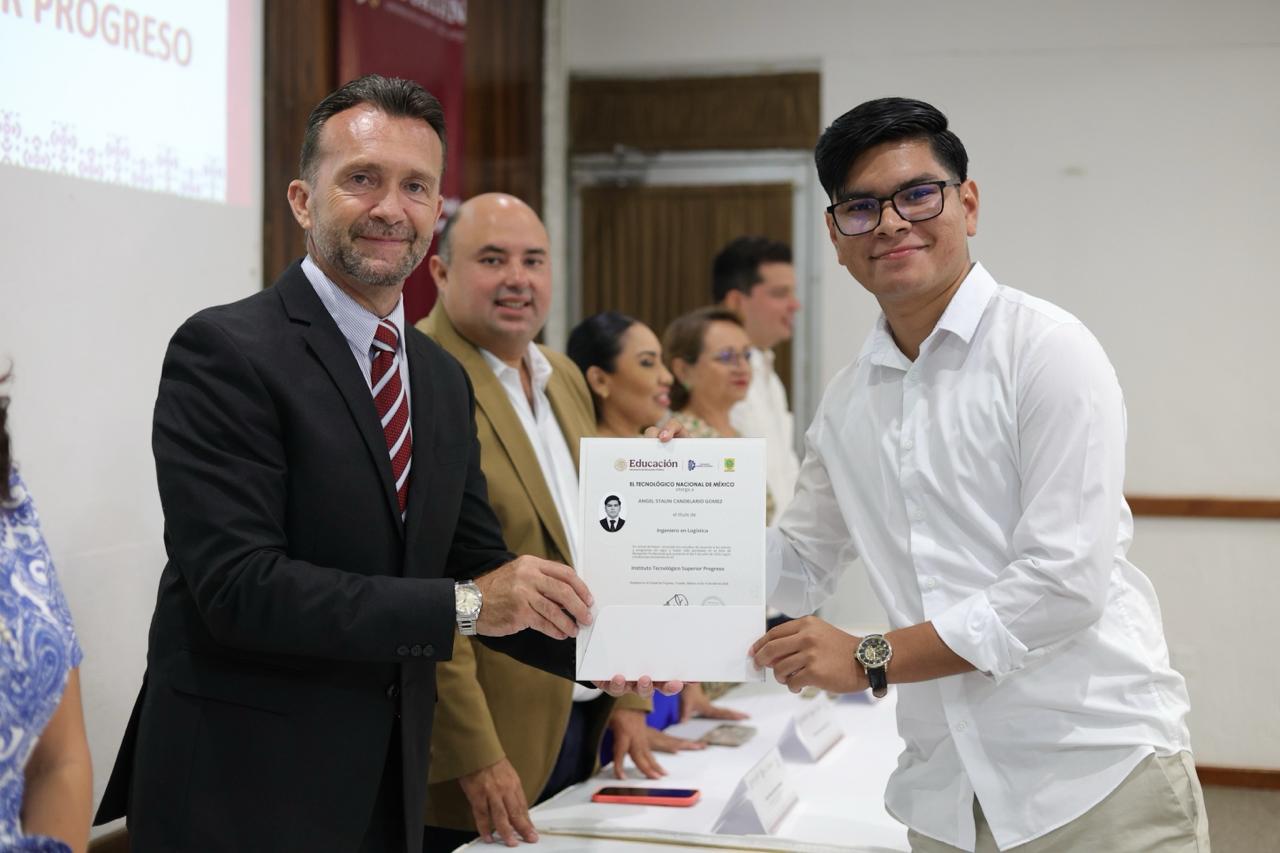 Tecnológico de Progreso entrega 148 títulos y amplía acceso a becas federales