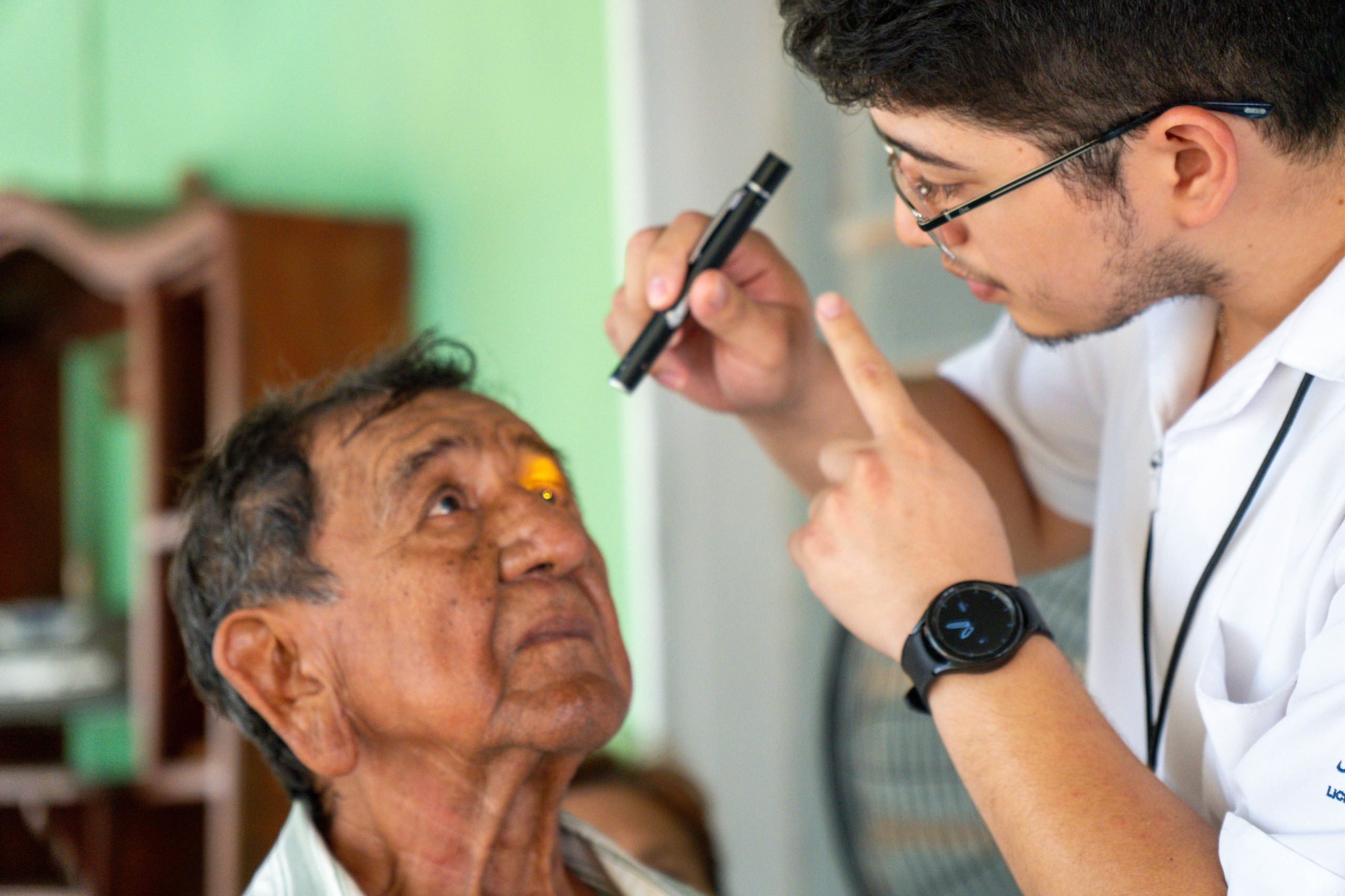 DIF Yucatán refuerza la salud visual de personas mayores en todo el estado