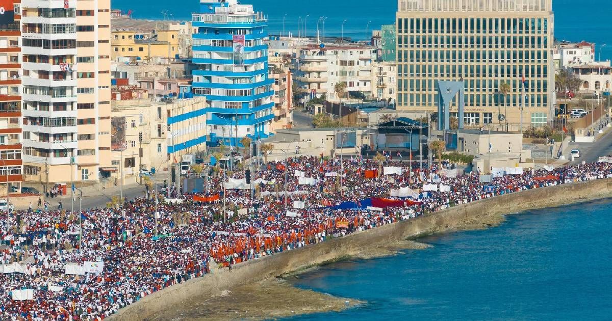 Miles marchan en Cuba contra el bloqueo de EE.UU. hoy 1 de mayo