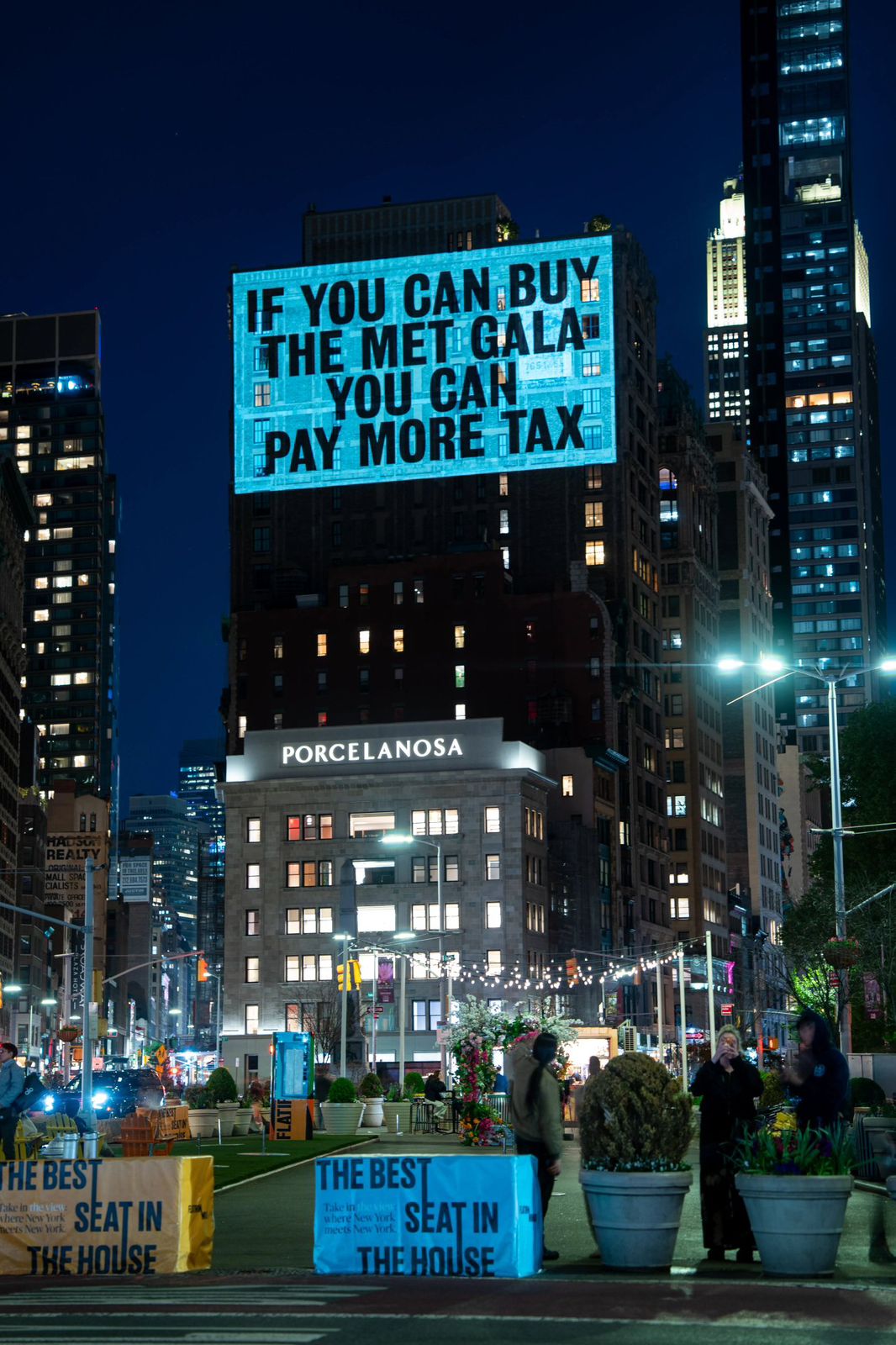 Activistas proyectan mensaje de boicot a Jeff Bezos en su ático de la Quinta Avenida antes de la Met Gala