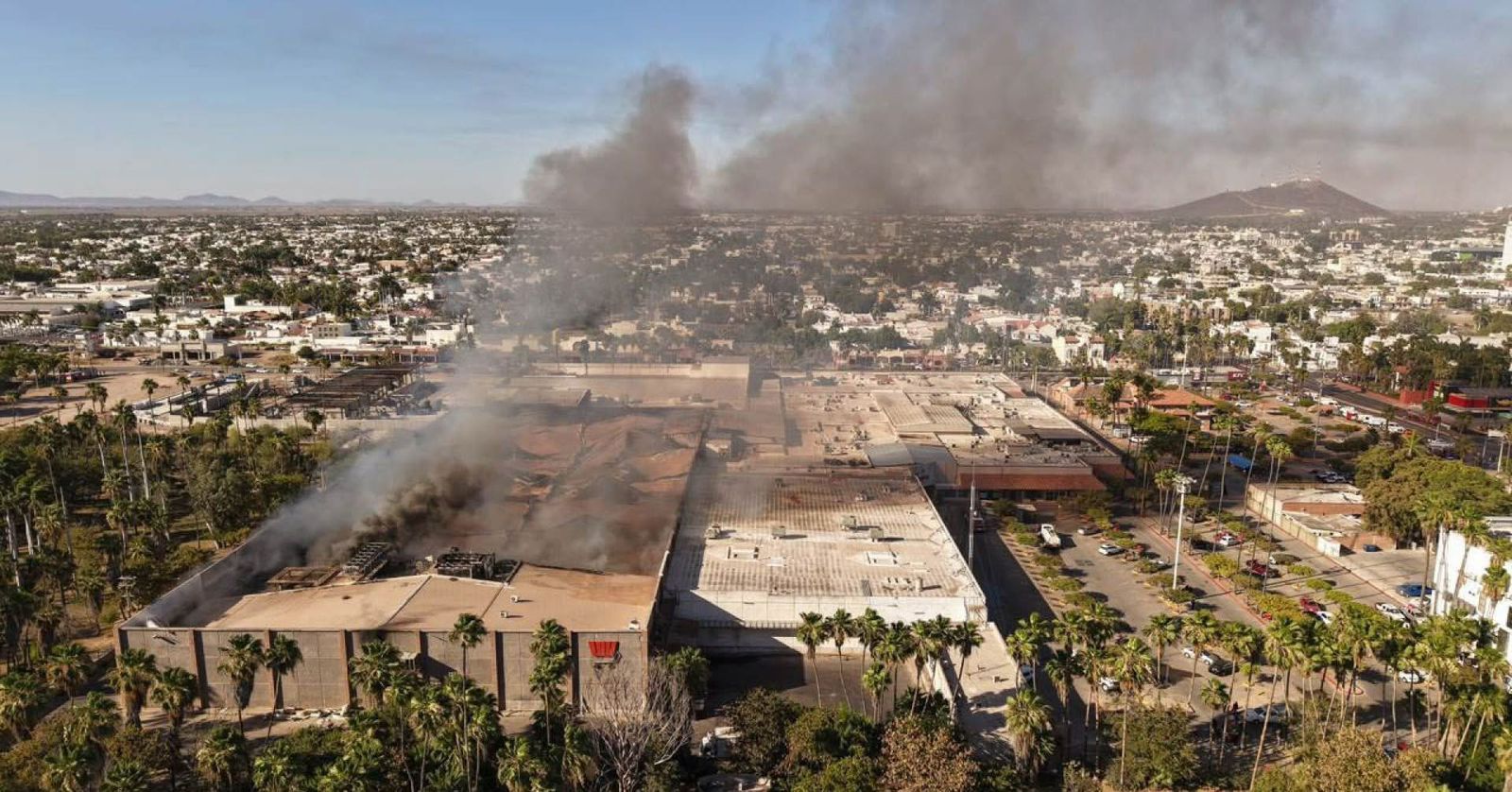 Reportan 18 personas hospitalizadas, 4 en estado delicado, tras incendio en centro comercial de Los Mochis, Sinaloa