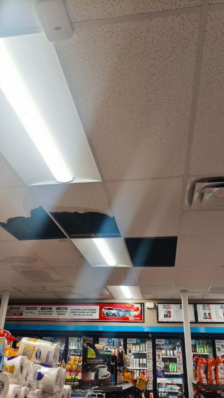 Plafones de un Oxxo resultan dañados por las lluvias; Protección Civil clausura el local