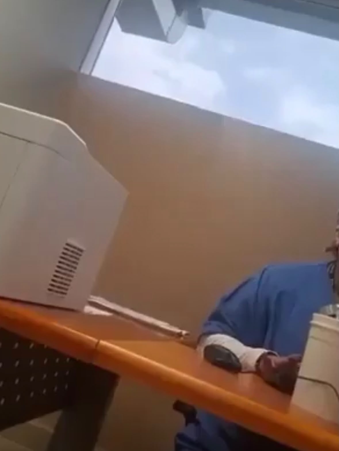 Enfermera del IMSS en Puebla se burla de hombre cuyo esposo llegó con hemorragia: «Si se muere, le avisamos»