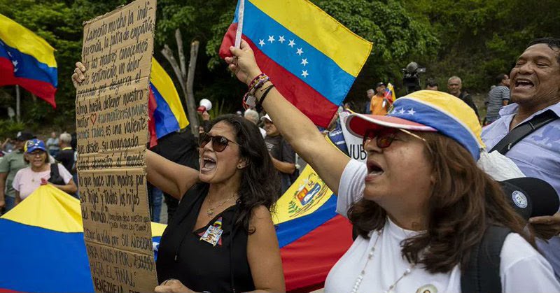Más de un centenar de sindicalistas y estudiantes protestan frente a la Embajada de EE.UU. en Venezuela para exigir elecciones