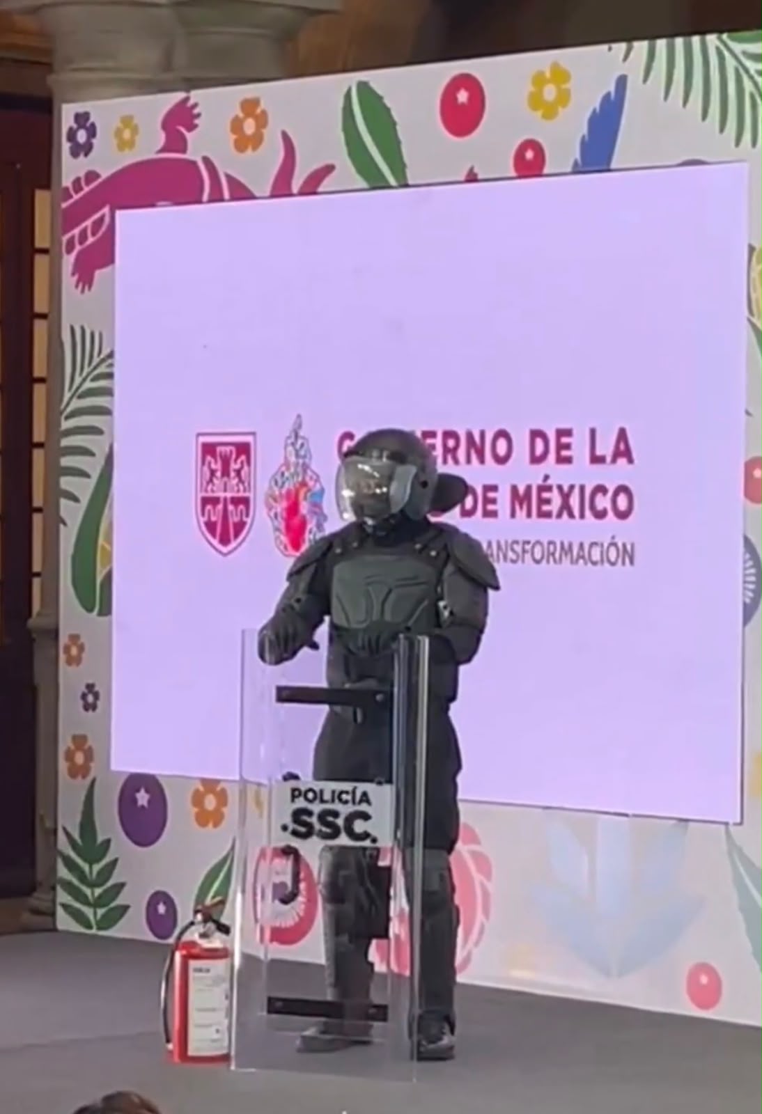 Pablo Vázquez presenta uniforme de policías para resguardar movilizaciones en CDMX: «No son granaderos y no portan armas»