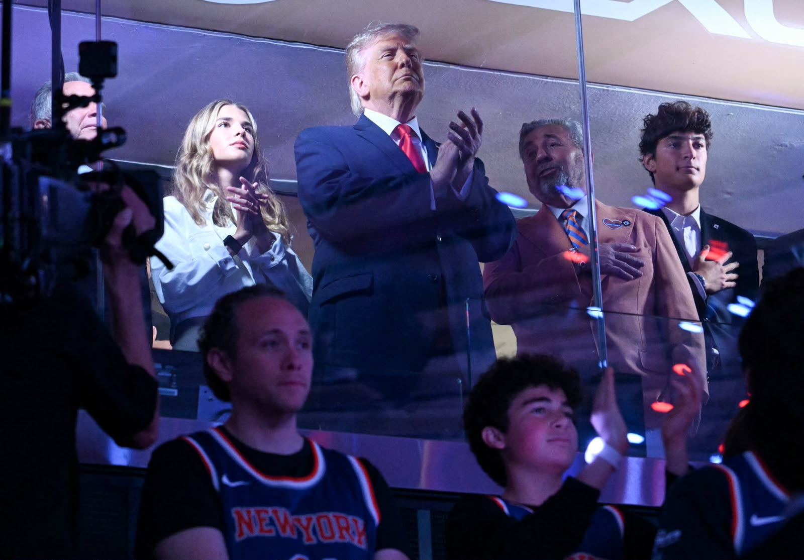 Funcionario del SAT de Quintana Roo captura polémica tras aparecer en zona VIP de las Finales de la NBA junto a Trump