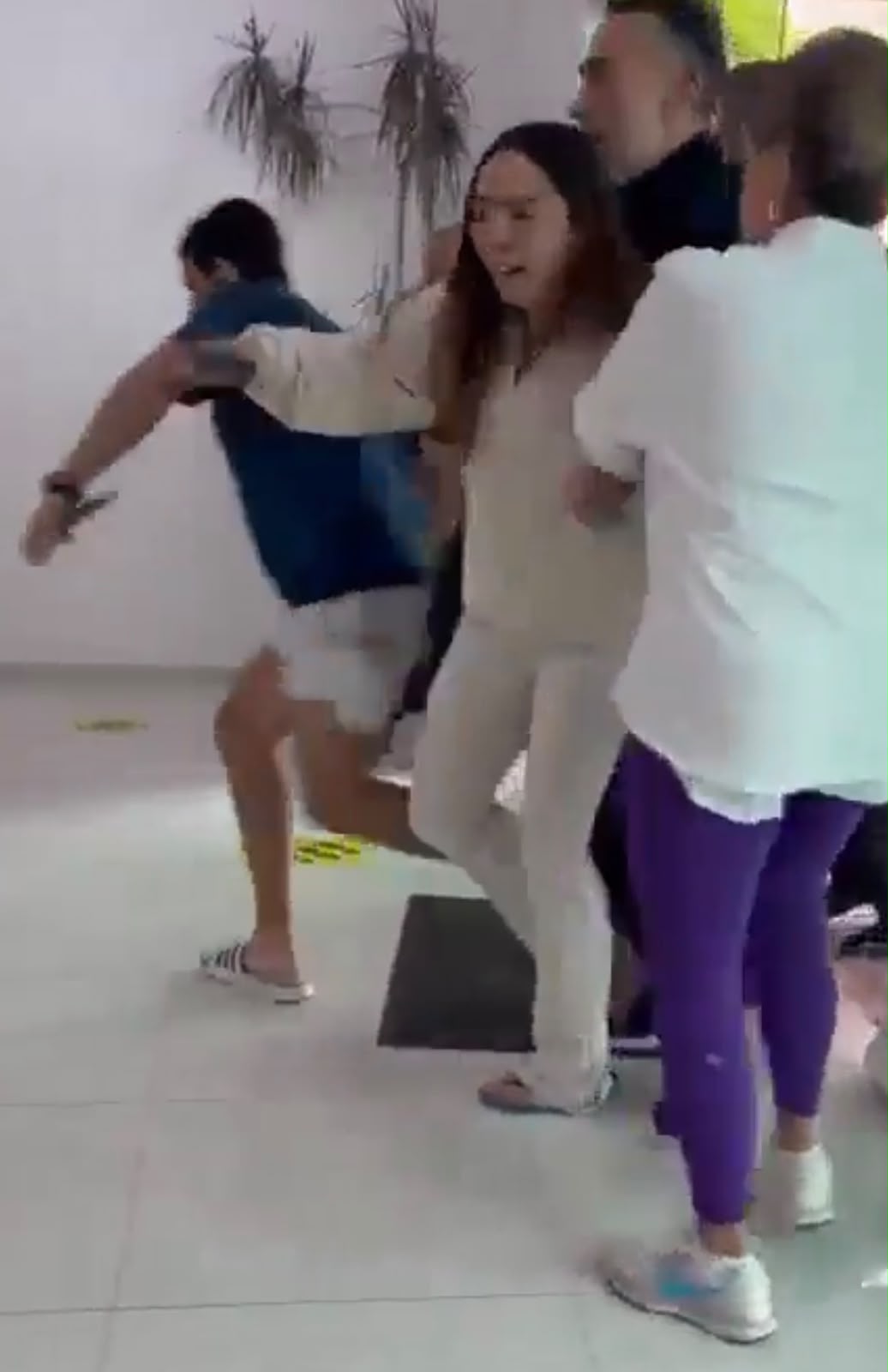 Alcalde de Metepec es exhibido en video con escoltas armados dentro de club deportivo