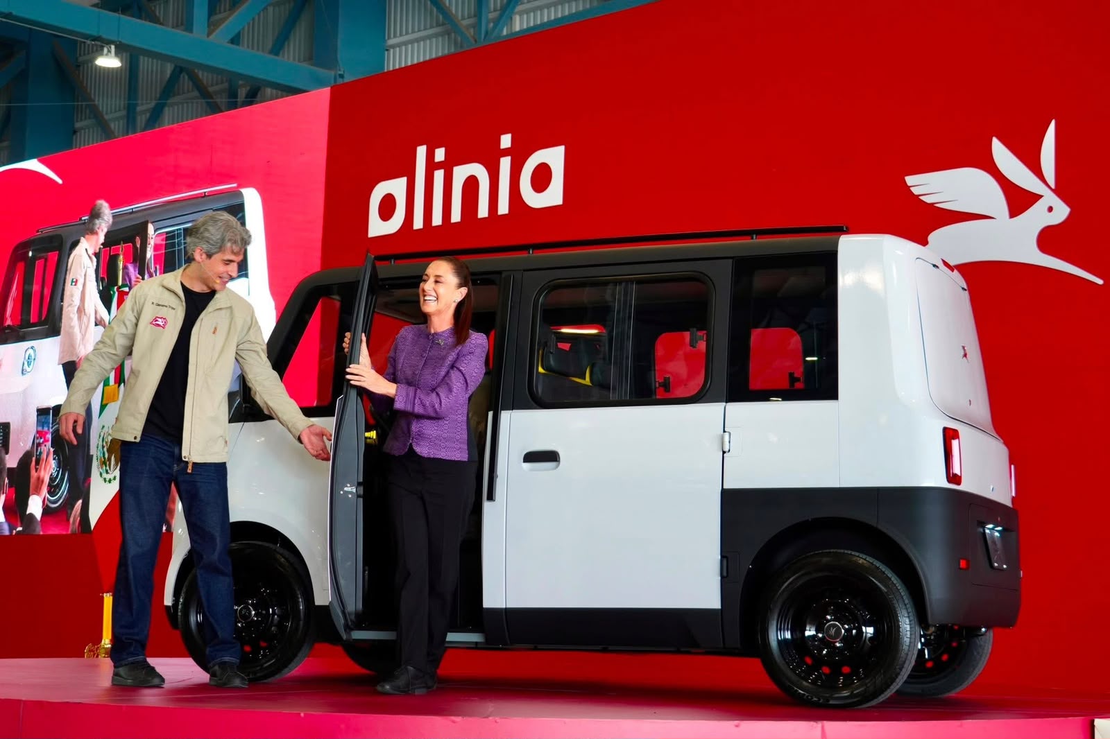 Sheinbaum presenta Olinia, el auto eléctrico creado por jóvenes mexicanas y mexicanos